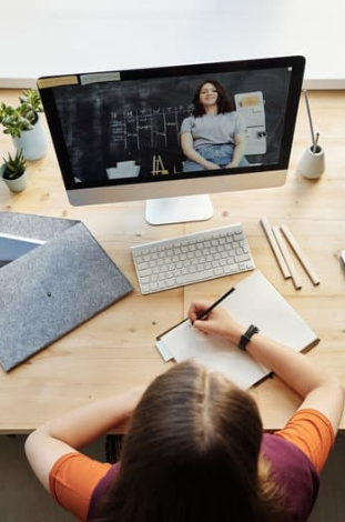 A girl studying through online 